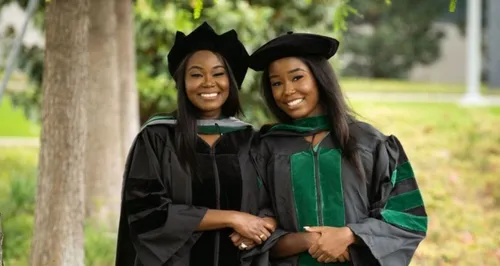 Cette mère et sa fille ont été diplômées de médecine en même temps