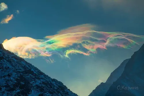 Sibérie : une photographe capture un nuage arc-en-ciel extraordinaire