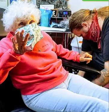 A 103 ans, elle se fait faire un tatouage pour fêter la fin du...
