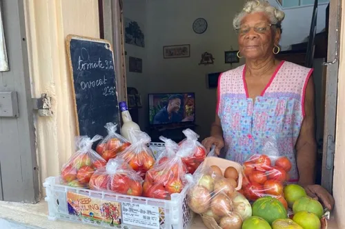 A 90 ans, Mireille Jubenot vend ses fruits et légumes à sa fenêtre