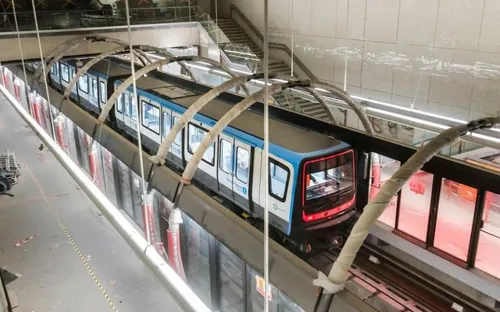 Paris : le plus grand métro de France long de 120 m entre en...