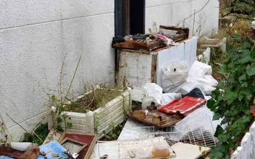 Un maire reverse les déchets d’un dépôt sauvage dans le jardin de...