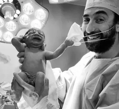 Cette photo d’un nouveau-né tirant le masque d’un médecin fait le...