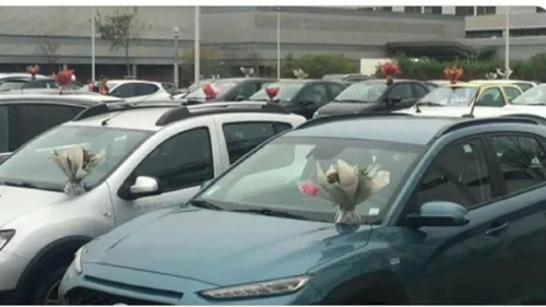 Perpignan : des bouquets de fleurs déposés sur les voitures des...