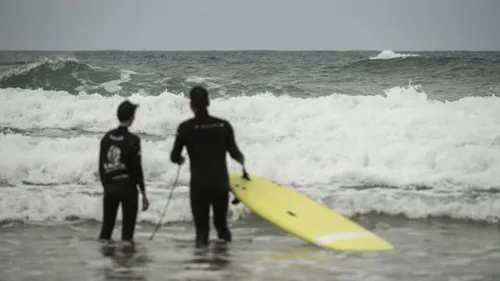 Confinement : des surfeurs bretons échappent à l’amende grâce à un...