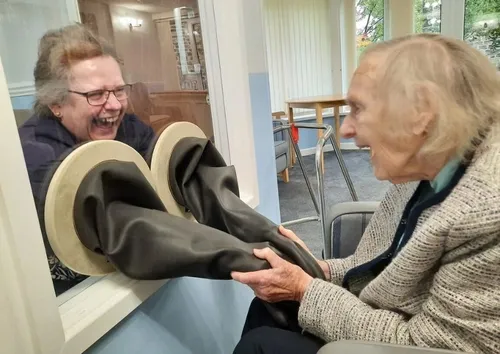 Une maison de retraite invente un système de gants pour prendre ses...