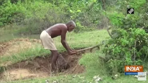 En l’espace de 30 ans, cet indien a creusé un canal pour alimenter...