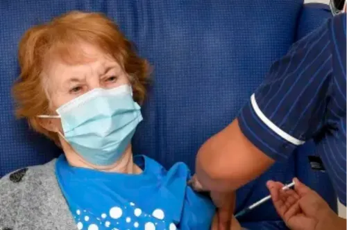 Une britannique de 90 ans est devenue la première patiente au monde...