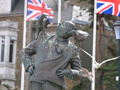 Funérailles Elizabeth II : la mesure des drapeaux en berne divise