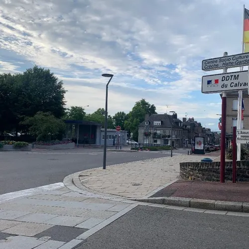 Deux gendarmes blessés par un individu en pleine nuit à Vire...