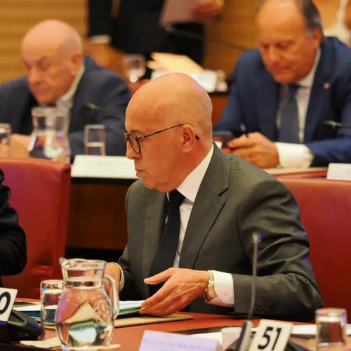 Accord de 1968 : Éric Ciotti retire la résolution sur les accords...