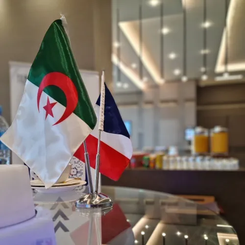 L’Algérie expulse 12 agents de l’ambassade de France !