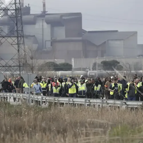  [ Société ] Blocage au port de Fos-sur-Mer : les dockers en grève...