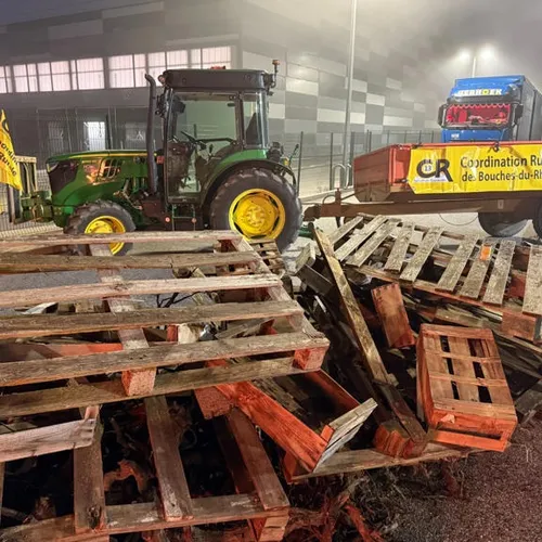 [ Société ] Les agriculteurs des Bouches-du-Rhône bloquent un dépôt...