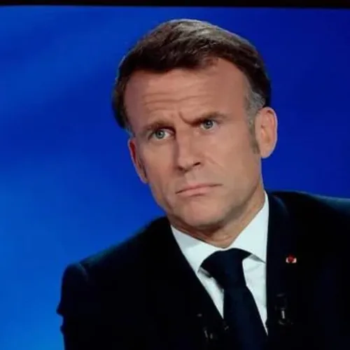 [ POLITIQUE ] Macron esquisse des référendums et promet des...