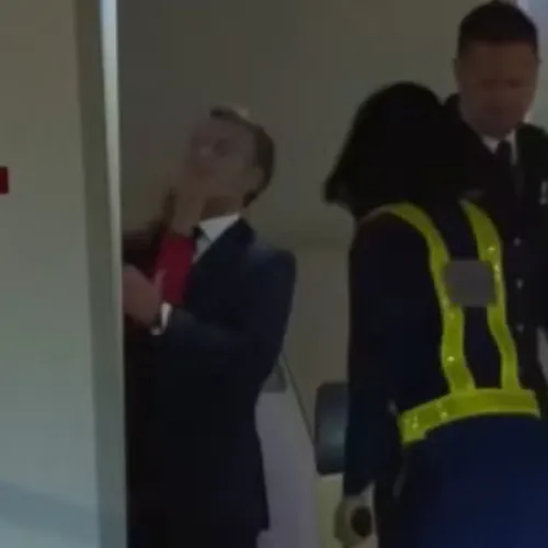 [ POLITIQUE ] Geste surprenant de Brigitte Macron envers le...