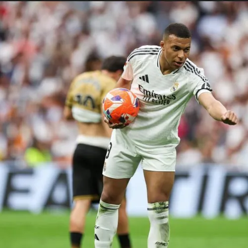 [ FOOTBALL ] Kylian Mbappé décroche le Soulier d’Or européen après...