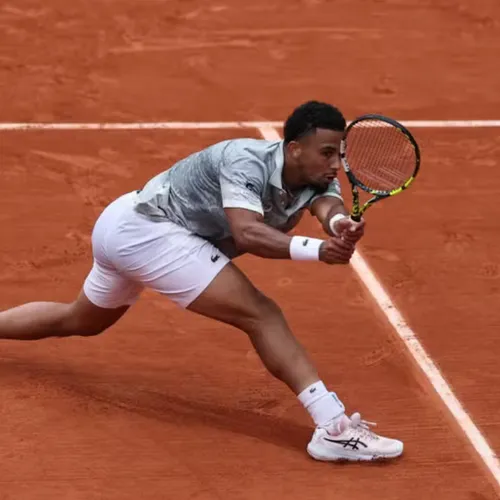 [ TENNIS  ] Roland-Garros : Arthur Fils franchit un cap et se...