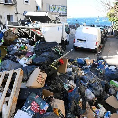 [ Société ] Grève des éboueurs à Marseille : 600 tonnes de déchets...