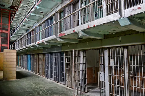 [ Société ] Des prisons françaises à bout de souffle :...