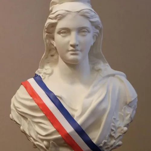 [ Société ] Obligation du buste de Marianne dans les mairies : un...