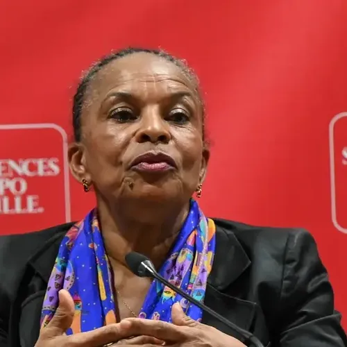 [ POLITIQUE ] Présidentielle 2022 : Taubira promeut la vaccination...