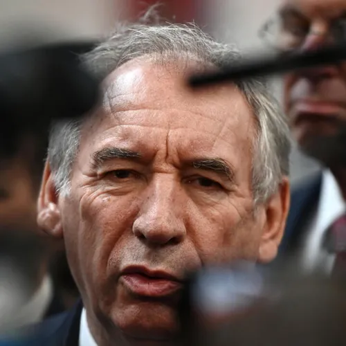 [ SOCIETE - FRANCE ] Retraite à 62 ans : François Bayrou maintient...