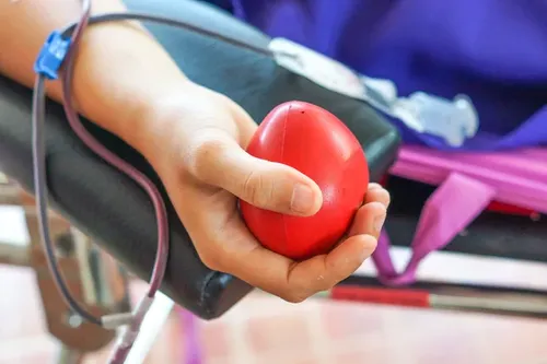 [ SOCIÉTÉ / SANTÉ ]: Le niveau des réserves de sang est extrêmement...