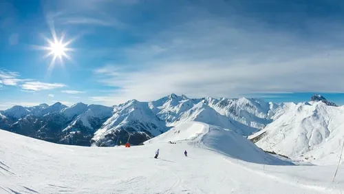 [ SOCIETE ]: La neige est bien là, les pistes de ski sont ouvertes,...