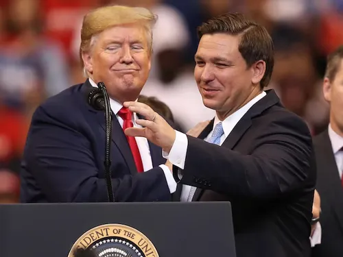 [ POLITIQUE-ETATS UNIS ] Ron De Santis aux côtés de Donald Trump