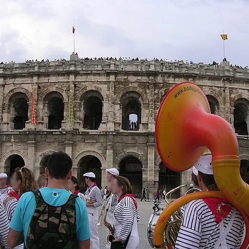 [ SOCIETE ] La ville de Nîmes se prépare à la feria des vendanges.