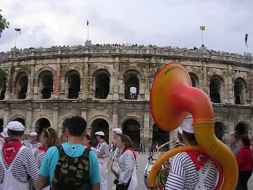 [ SOCIETE ] La ville de Nîmes se prépare à la feria des vendanges.