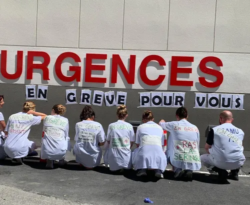 [ MANIFESTATION - BOUCHES DU RHONE ] Les blouses blanches dans la rue