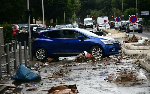 [ ECOLOGIE ]: A Marseille, le nettoyage s'est terminé au cours de...