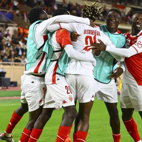 [ SPORT - FOOTBALL ] L'OM et le PSG talonnent de près Monaco dans...