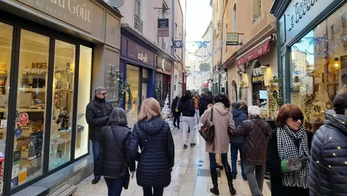 [ SOCIETE ] Nîmes : une semaine avant noël, les commerçants du...