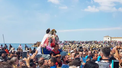 [ POLITIQUE/SOCIETE ] Saintes-Maries de la Mer: Le marché gitan...