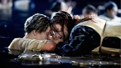 La fameuse porte flottante du "Titanic" vendue aux enchères pour la...