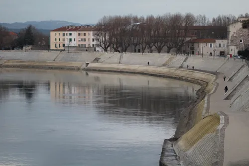 [ SOCIETE ] Arles: Débats sur la construction de nouveaux pontons...