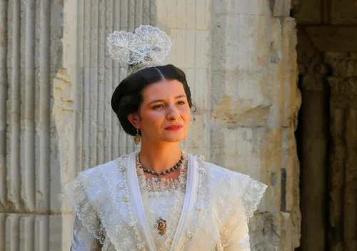 [ POLITIQUE - EUROPE ] Camille Hoteman, actuelle reine d'Arles se...