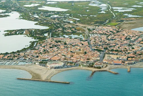 [ ENVIRONNEMENT/POLITIQUE - SAINTES MARIES DE LA MER ] La maire dit...