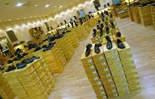 [ECONOMIE]: À Nîmes, les magasins San Marina bradent leur...