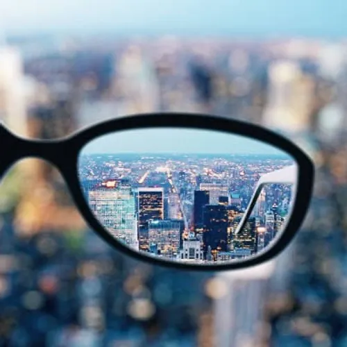 [ SOCIÉTÉ / SANTÉ ]: Bientôt tous myopes ? Les spécialistes tirent...