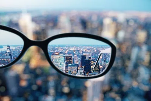 [ SOCIÉTÉ / SANTÉ ]: Bientôt tous myopes ? Les spécialistes tirent...