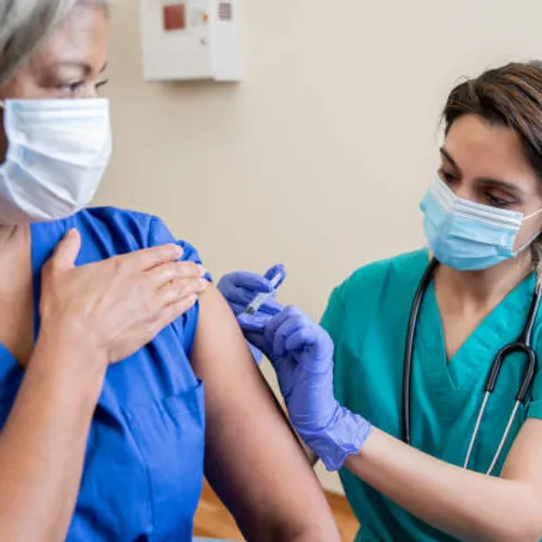 [ SOCIETE/SANTE ] Vaccination des soignants obligatoire: Plus que...