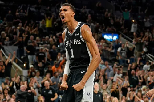 [ SPORT - BASKETBALL ] NBA: Wembanyama réalise l'exploit et conquit...