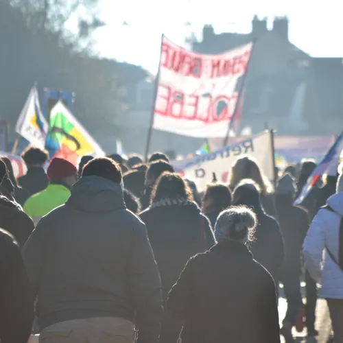 🔊 Sans gouvernement et pourtant dans la rue !