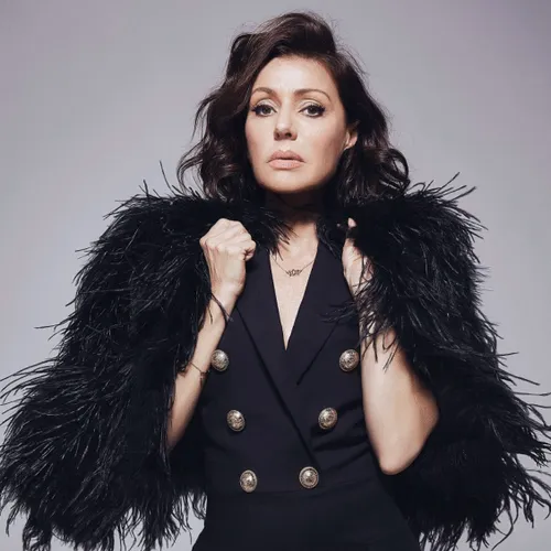 TINA ARENA : 50 ans de carrière et de retour sur scène à Lille et à...