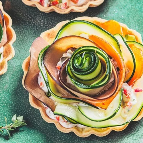 Tartelettes en fleurs : aubergine, courgette, jambon de Parme