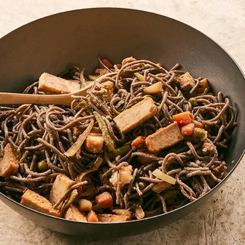 Wok de nouilles soba au tofu